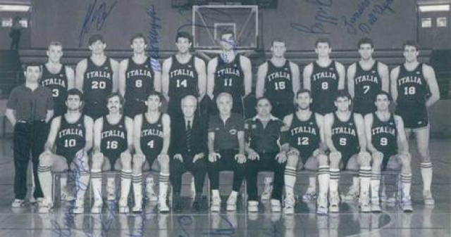 Nazionale Italiana maschile in occasione della preparazione per i Mondiali del 1987. Sono presenti nella foto: Alessandro Galleani, Riccardo Morandotti, Flavio Carera, Mike D'Antoni, Walter Magnifico, Ario Costa, Sandro Gamba, Augusto Binelli, Antonello Riva, Beppe Bosa, Nando Gentile, Sandro Dell'agnello e Roberto Brunamonti.